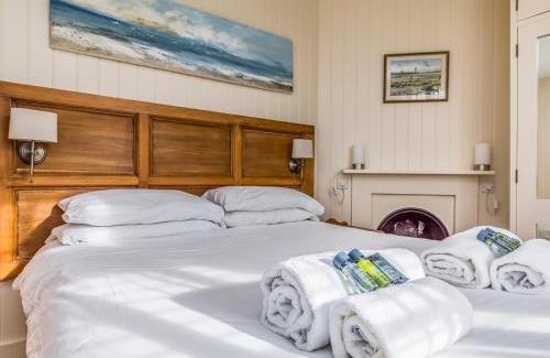 Selsey House | Pass the Keys Charming Old Coastguards Cottage