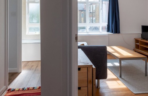 Brondesbury Apartment | Pass the Keys | Kilburn Cosy Apartment
