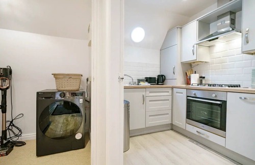 Queens Quarter Apartment | Pass the Keys | Luxury Retreat | Cafes and Shopping | Queens Uni