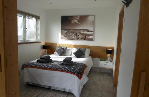 Dungeness Apartment | Pass the Keys Mistral Coastal Cabin - Dungeness sleeps 23