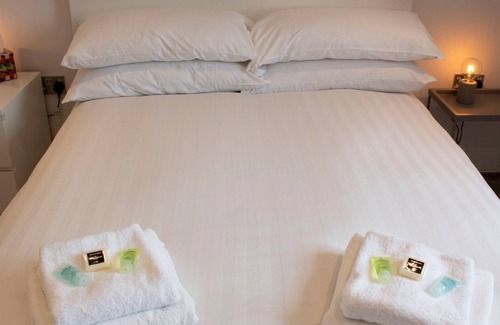 Totnes Apartment | Pass the Keys | Modern, central 1-bed flat free on-site parking