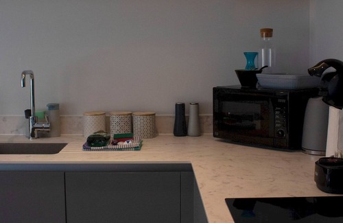 Totnes Apartment | Pass the Keys | Modern, central 1-bed flat free on-site parking