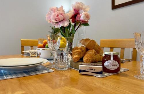 Hartwell Apartment | Pass the Keys Modern Penthouse Style Apartment in Haddenham