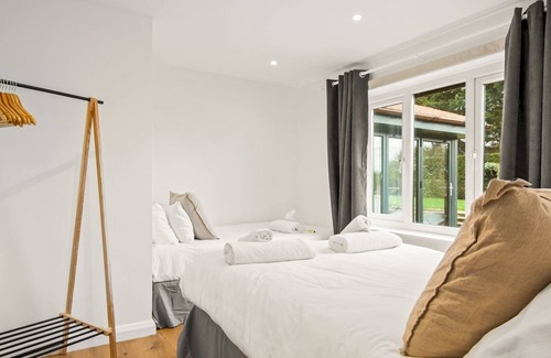 Preston House | Pass the Keys | Newly Refurbished Annex with Parking and Pool