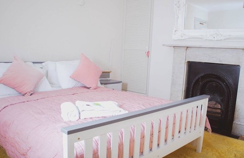 Rochester House | Pass the Keys | Spacious and Cosy House for 8