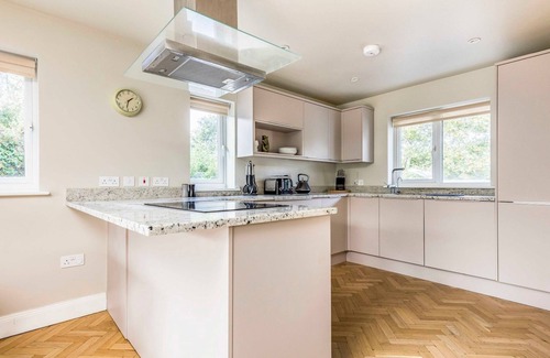 West Wittering House | Pass the Keys | Stylish and fresh 4 bed beach house with garden