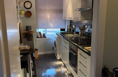 Edinburgh Apartment | Pass the Keys | Vintage and modern 1BR city centre