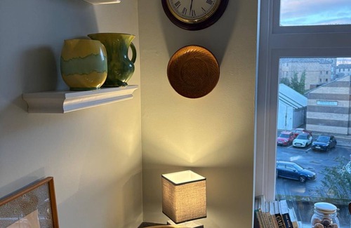 Edinburgh Apartment | Pass the Keys | Vintage and modern 1BR city centre