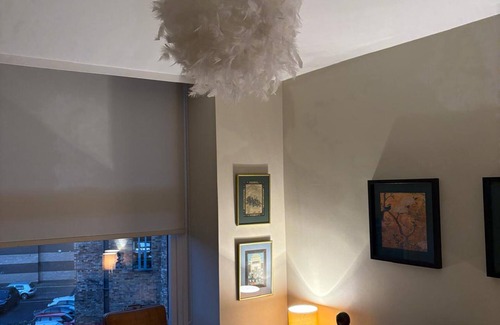 Edinburgh Apartment | Pass the Keys | Vintage and modern 1BR city centre