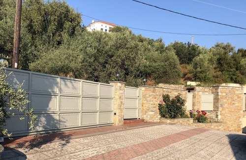 Lefokastron House | Pathway to the sea