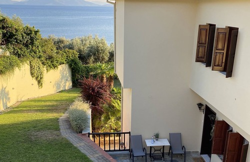 Lefokastron House | Pathway to the sea