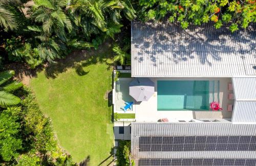 Port Douglas House | Pavilions in the Palms Heated Pool Short Path To Beach Five Bedrooms Sleeps 14