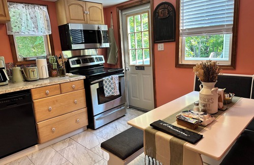 East Durham Cabin | Pawfect Family Retreat! 2bd,1ba,loft. W privateDogPark,Cls to ski,hike,ZoomFlume