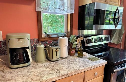 East Durham Cabin | Pawfect Family Retreat! 2bd,1ba,loft. W privateDogPark,Cls to ski,hike,ZoomFlume