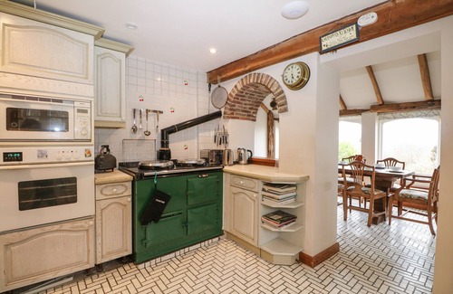 Edburton Cottage | PAYTHORNE FARMHOUSE, pet friendly, with open fire in Upper Beeding