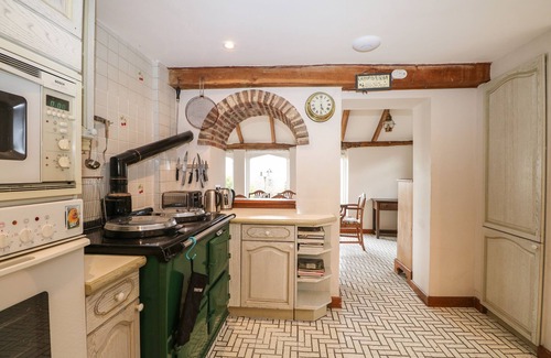 Edburton Cottage | PAYTHORNE FARMHOUSE, pet friendly, with open fire in Upper Beeding