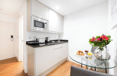 Notting Dale Apartment | PBC | Large Studio w/Patio in Bayswater (LS4)