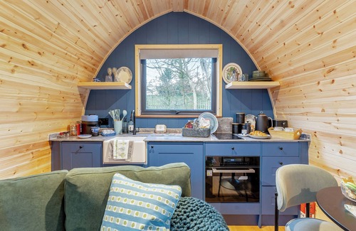 Penicuik Cottage | Peace and quiet, sat in the middle of your own field with a private hot tub.