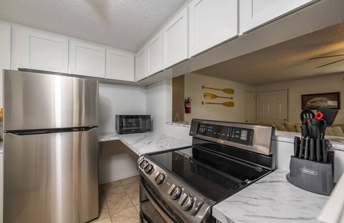 Cedar Lane House | "Peace At Bay" - Home on Caney Creek, Just Minutes to ICW, Gulf & Sargent Beach