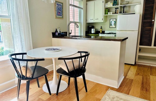 Shelburne Apartment | Peaceful 1BR ground floor with garden view - Simple, Stylish, Shelburne