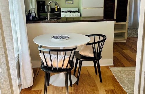 Shelburne Apartment | Peaceful 1BR ground floor with garden view - Simple, Stylish, Shelburne