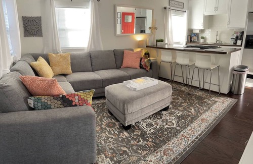 Shady Acres House | Peaceful 2/2 Guesthouse w/King Bed & 3 - 65” TVs