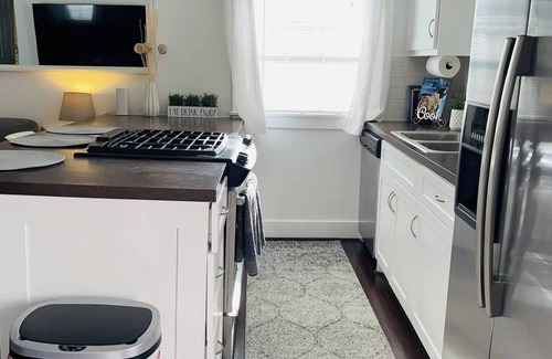 Shady Acres House | Peaceful 2/2 Guesthouse w/King Bed & 3 - 65” TVs