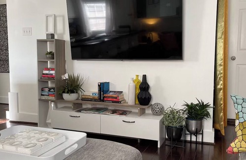 Shady Acres House | Peaceful 2/2 Guesthouse w/King Bed & 3 - 65” TVs