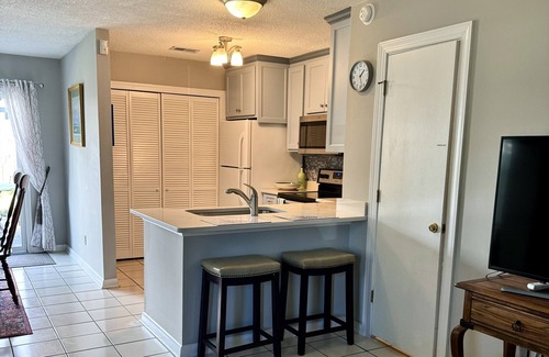 Mount Pleasant House | Peaceful 3 BR Cottage halfway between sandy beaches and historic Charleston