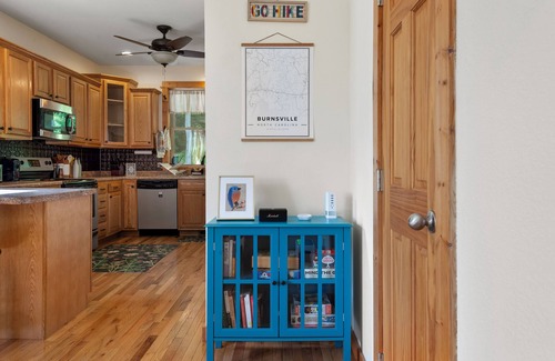 Burnsville Cottage | Peaceful 3BR Forest Retreat with Mountain Views – Perfect for Family Getaways!