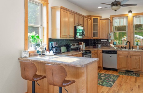 Burnsville Cottage | Peaceful 3BR Forest Retreat with Mountain Views – Perfect for Family Getaways!