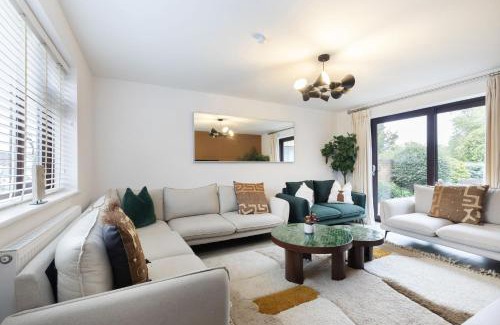 Cheltenham House | Peaceful 5-Bed Detached Home