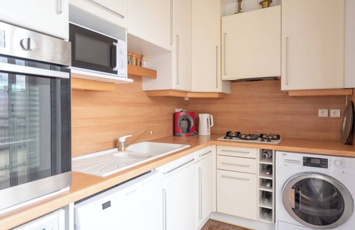 Saint-Mande Apartment | Peaceful 6 Person Retreat Overlooking the Forest LET