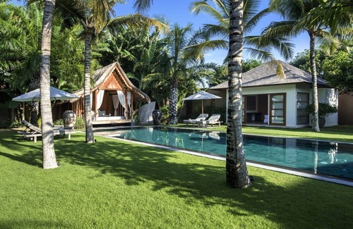 Dyanapura Villa | Peaceful, 7BR Villa for Group in Seminyak Area