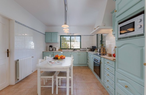 Silves Cottage | Peaceful and romantic hillside house with pool overlooking the plains and the ocean