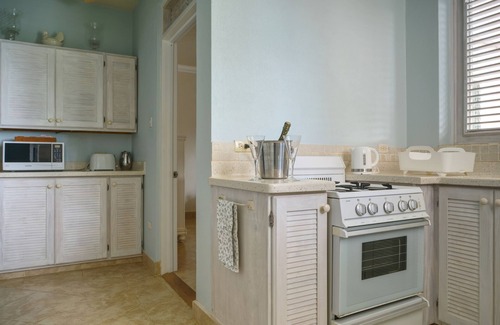 Holder's Hill Apartment | Peaceful apt - pool & gazebo & sea views 5 mins to beach !