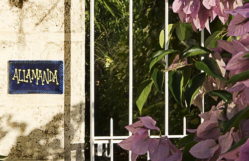 Holder's Hill Apartment | Peaceful apt - pool & gazebo & sea views 5 mins to beach !