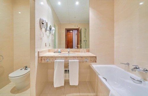 Cebreros Hotel | Peaceful Ávila Stay – Sophisticated Country Charm with On-Site Dining