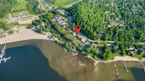 Notre-Dame-de-la-Salette Ski Chalet | Peaceful Retreat on Lac de l'Argile