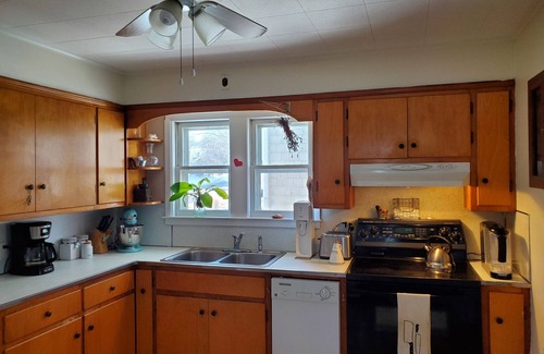 Greenport Cottage | Peaceful, clean cottage, 10 min walk to town. Monthly rates. Fenced backyard