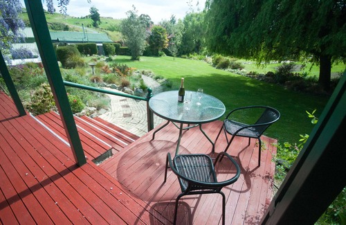 Ruby Bay House | Peaceful Comfortable Cottage in Beautifully Landscaped Garden
