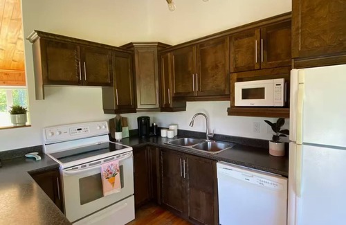 Moncton House | Peaceful cottage by a private lake