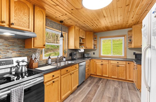 Orange Prairie Cottage | Peaceful Cottage in the Woods w/City Convenience