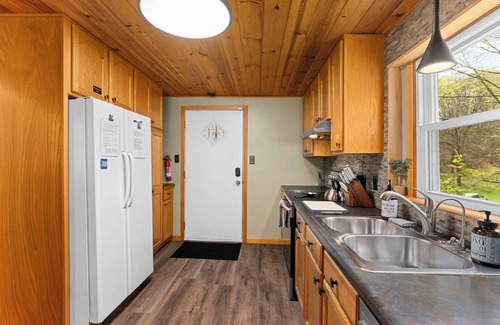 Orange Prairie Cottage | Peaceful Cottage in the Woods w/City Convenience