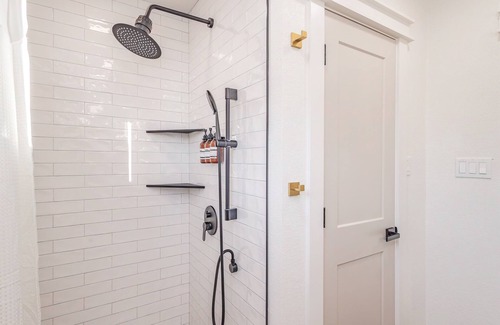 Goldthwaite House | Peaceful Country Views + Hot Tub Under the Stars