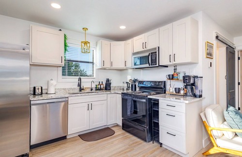 Goldthwaite House | Peaceful Country Views + Hot Tub Under the Stars