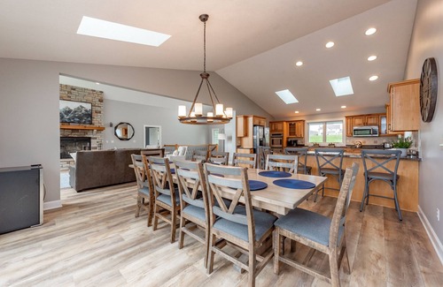 Waterfront Greens House | Peaceful Cove Stay w/Foosball & Hot Tub