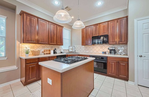 Conroe House | Peaceful Exec Home w Office Near Everything