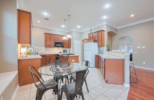 Conroe House | Peaceful Exec Home w Office Near Everything