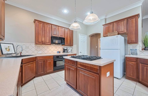 Conroe House | Peaceful Exec Home w Office Near Everything